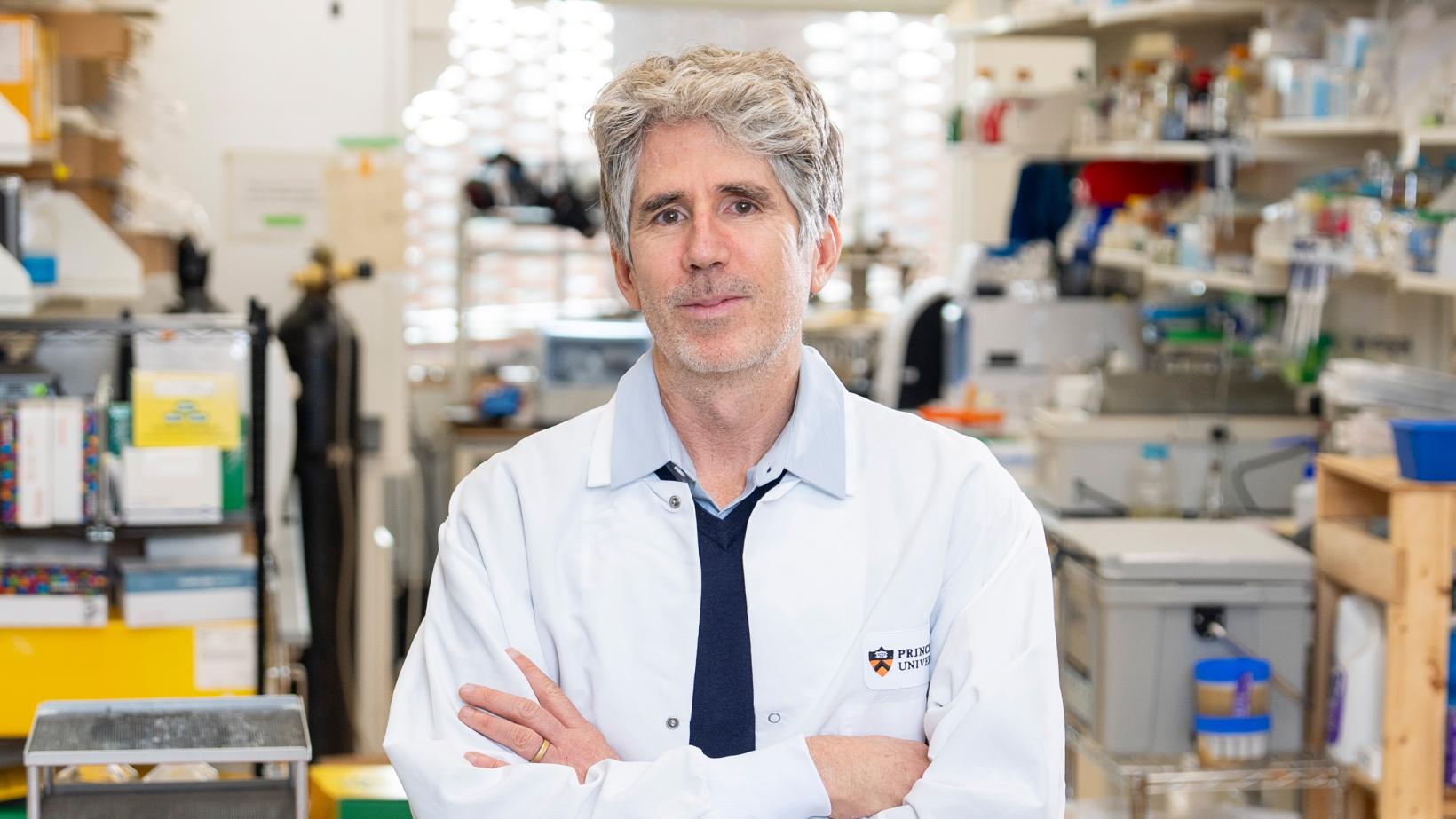 Image of Professor Joshua Rabinowitz in laboratory setting
